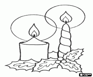 Colora Due candele accese decorati con foglie di agrifoglio