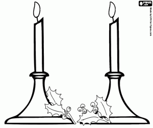 Colora Due candele accese in candelabri decorati con foglie di agrifoglio