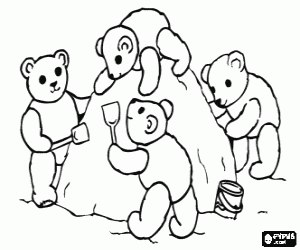 Colora Orsos Teddy giocando sulla spiaggia da una grande montagna di sabbia