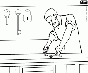Colora Serrature di lavoro sulla scrivania de l'officina meccanica con gli strumenti e le chiavi