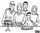 Famiglia nella celebrazione di Chanukkà o Hanukkah con il candelabro ad nove bracci chanukkià e cibi tipici della festa, levivot e sufgainot