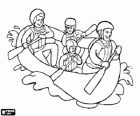 Famiglia, padre, madre, figlio e figlia, navigando e remando in una canoa dotati di caschi e giubbotti di salvataggio