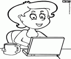 Scrittrice che lavora davanti al suo computer portatile o laptop