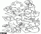 Gruppo di bambini che disegna e pittura il Natale
