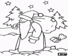 Babbo Natale porta la grande sacco di regali di Natale nel bosco sotto un cielo stellato