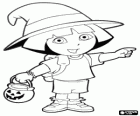 Dora l'esploratrice nella serata di Halloween con una zucca e un cappello da strega