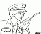 Ufficiale di polizia che parla un walkie-talkie