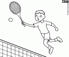 giocatore di tennis in circolazione per la rete per fare un colpo volley