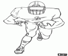Giocatore di attacco, running back, correndo con la palla tra le mani durante una partita di football americano