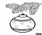 Pallina con disegni delle stelle apesi al ramo di albero di Natale