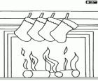 Il fuoco acceso la vigilia di Natale con i calzini appesi