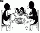 Pingu con i suoi genitori a tavola a mangiare