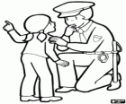 La polizia aiutando i bambini