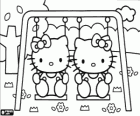 Hello Kitty e Mimmy nell'altalena del parco di giocho