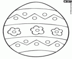Uovo di Pasqua decorato con fiori e righe