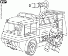 Un piccolo autopompa e un vigile del fuoco da Lego