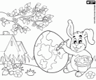 Tutto pronto per l'arrivo della Pasqua, un coniglio dipinge un uovo di Pasqua