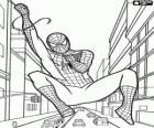 Spiderman si muove sopra il transito della strada