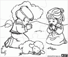 Puzzle della preghiera. Rompicapo con due bambini pregando in campo con un agnello