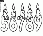 I numeri 5, 6, 7, 8 e 9 con le candele di compleanno