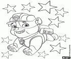 Il cucciolo di PawPatrol Rubble è molto felice tra le stelle che decorano le celebrazioni natalizie