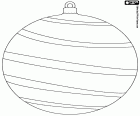 Una sfera di Natale decorata con strisce in un altro colore con una larghezza variabile