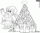 Babbo Natale accanto all'albero di Natale