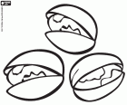 I pistacchi sono semi molto nutrienti e commestibili che si mangiano crude o arrostite. I pistacchi sono i semi di un piccolo albero originario delle aree montuose dell'Asia centrale, Pistacia vera. Il più grande produttore di pistacchi nel mondo è l'Iran