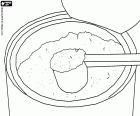 Un barattolo di latte in polvere con il misurino, noto anche come latte disidratato. Il latte in polvere ha le stesse proprietà del latte naturale, ma ha un altro sapore, ha una durata molto lunga e deve essere miscelato con acqua