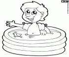 Il bambino facendo un bagno in una piccola piscina gonfiabile