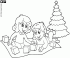 Un tranquillo gioco di bambini accanto all'albero di Natale