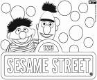 Ernie e Bert con il logo inglese originale di Sesame Street. Sesamo apriti, la famosa serie televisiva didattica ha raggiunto gli 50 stagioni. I protagonisti sono i famosi burattini, i Muppet, una creazione di Jim Henson nel 1969