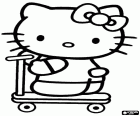Hello Kitty che gioca con il suo monopattino